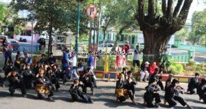 Foto pesilat SMPN 2 Jakenan sedang memperagakan gerakan pembukaan ciri khas SH Terate di CFD