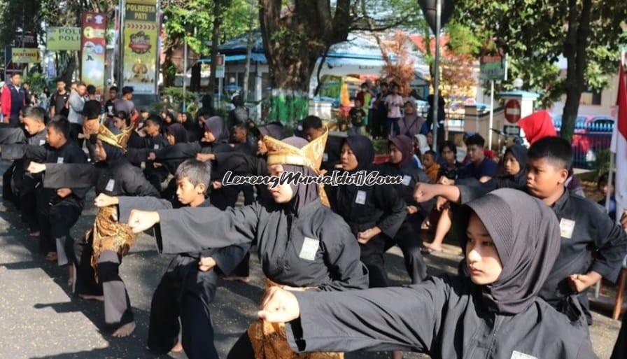 Foto peragaan pukulan lurus oleh pesilat SH Terate SMPN 2 Jakenan Kabupaten Pati