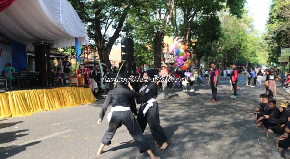 Foto pesilat SH Terate sedang menampilkan jurus ganda putri di depan panggung CFD SMPN 2 Jakenan