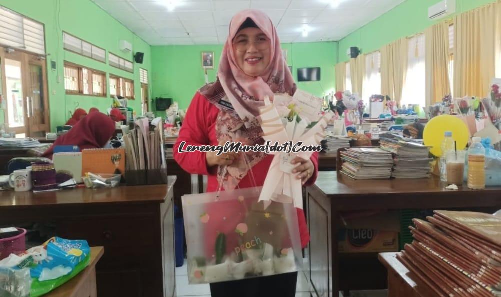 Foto Dyah Soeryandari, S.Pd., M.Si. beserta bucket dan tanaman kaktusnya pada perayaan HGN 2023 SMAN 3 Pati