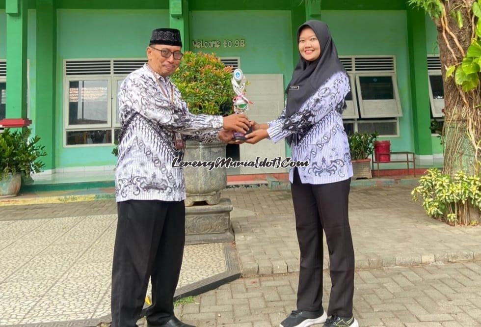 Foto penyerahan piala  juara 3 bola voli putri GHN 2023 PGRI Kecamatan Pati dari Lina Dewi Nur Utami,S.Pd. kepada Kepala SMPN 4 Pati  Drs. Mulyono, M.Pd.