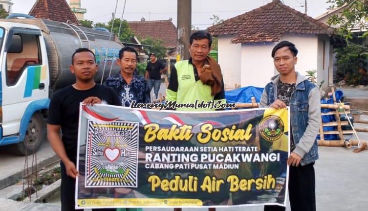 Foto Ketua Ranting SH Terate Pucakwangi Syaifur Rahman (paling kiri) menghadiri  baksos air bersih di Dukuh Pengilon Desa Tanjungsekar