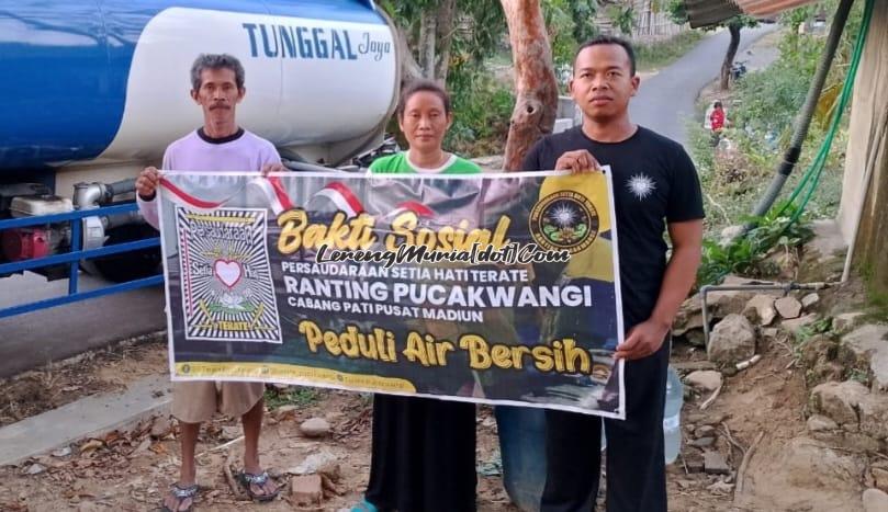 Foto baksos peduli air bersih oleh SH Terate Ranting Pucakwangi di Dukuh Rampal Desa Lumbungmas