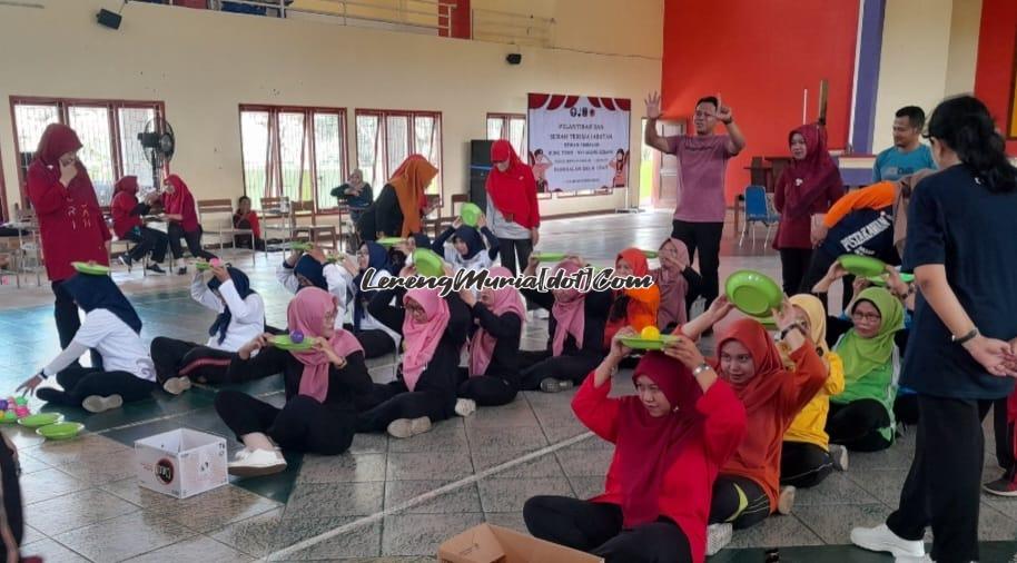 Foto keceriaan dan kekompakan antar anggota dalam lomba estafet bola HGN 2023 SMAN 3 Pati