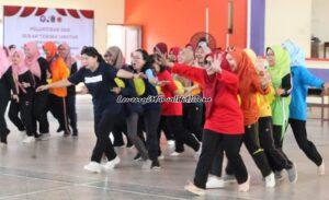 Foto lomba ketangkasan balap balon dalam suasana penuh kegembiraan dan kerja sama yang baik antar anggota kelompok