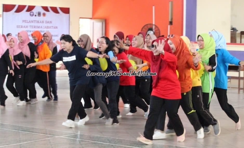 Foto lomba ketangkasan balap balon dalam suasana penuh kegembiraan dan kerja sama yang baik antar anggota kelompok