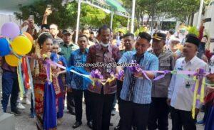 Foto pemotongan pita oleh Kacabin Wilayah III Jateng Deyas Yani Rahmawan, S.STP., M.M. (2 dari kanan) secara simbolis dalam pembukaan Expo Campus 2023/2024