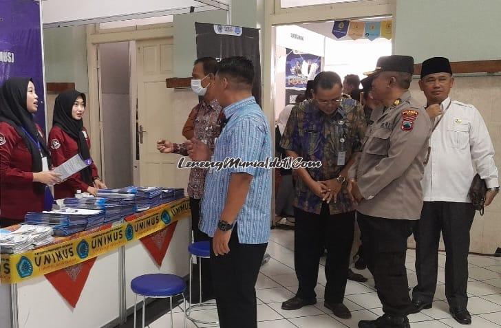 Foto kunjungan Kacabdin Wilayah III Jateng Deyas Yani Rahmawan, S.STP., M.M. berbagai stan dalam Expo Campus di Hotel Pati