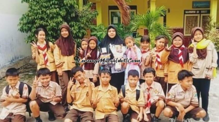 Foto Ibu Tinah (guru PAI) bersama siswa saat peringatan HGN 2023 di SDN Pati Lor 04 Pati secara sederhana