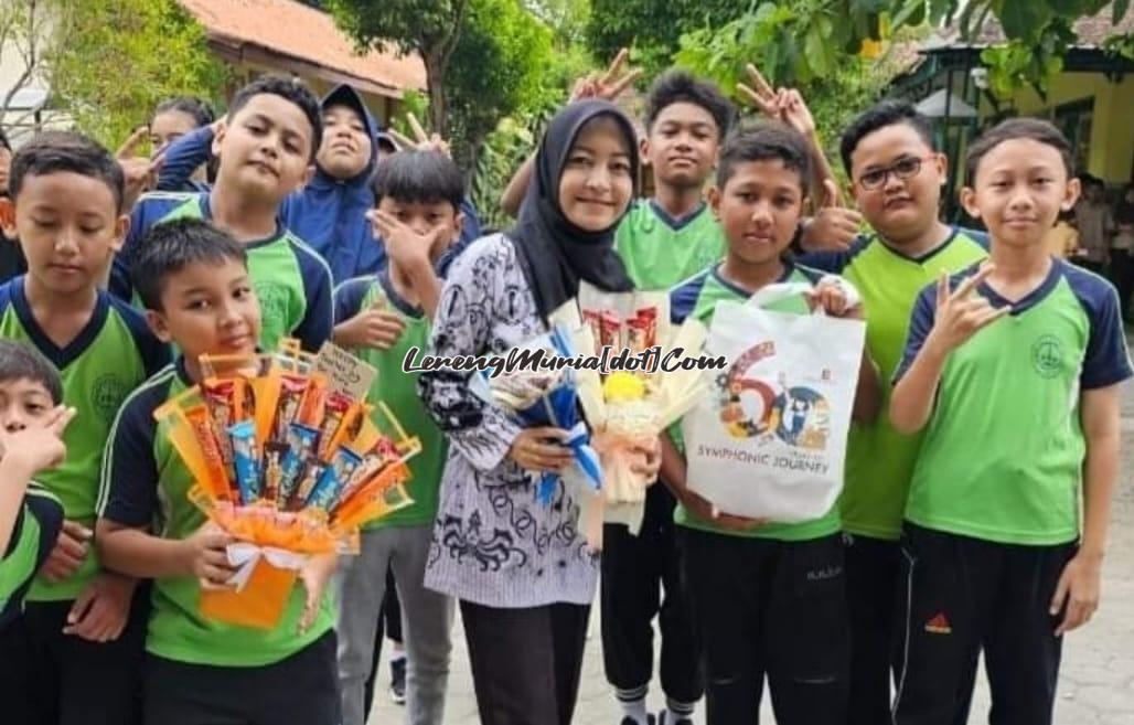 Foto Ibu Nina (guru kelas VI) saat menerima bingkisan rasa kasih sayang dari siswanya dengan hati ceria