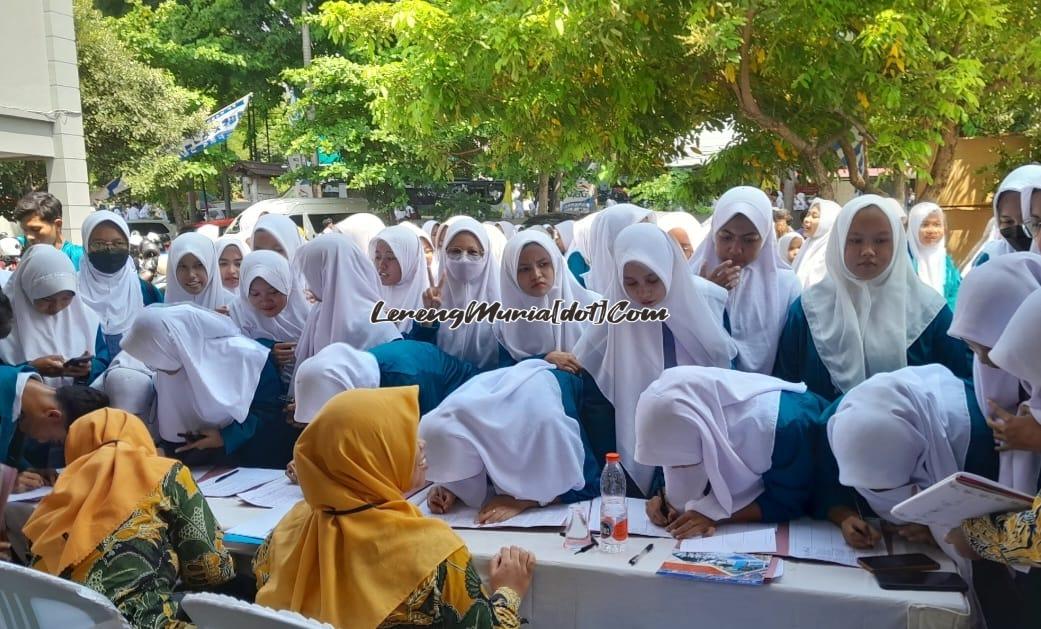 Foto para  siswa kelas XII mengisi daftar hadir pada saat menghadiri Expo Campus sebagai tanda  tingginya  antusiasnya