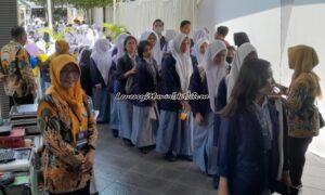 Foto siswa dengan tertib memasuki Hotel Pati untuk mengunjungi Expo Campus