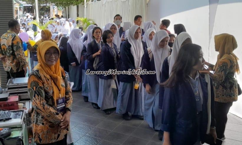 Foto siswa dengan tertib memasuki Hotel Pati untuk mengunjungi Expo Campus