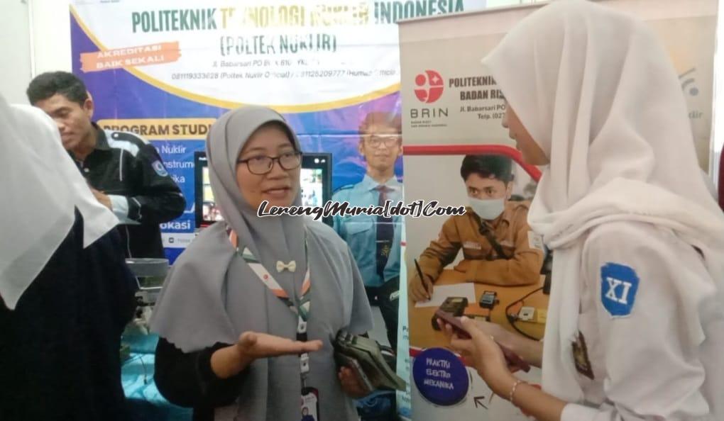 Foto siswa mengunjungi stan Politeknik Nuklir Indonesia di Expo Campus 2023/2024