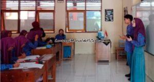 Foto siswa ekskul UKS SMAN 3 Pati sedang sosialisasi TTD dan anemia di kelas