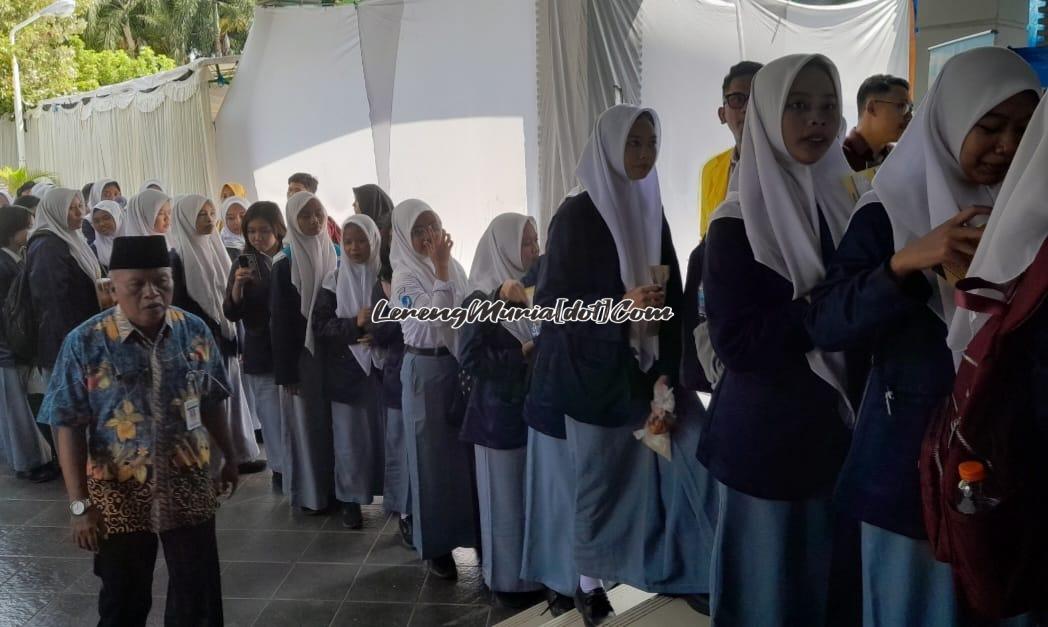 Foto siswa dengan tertib dan teratur memasuki arena Expo Campus di Hotel Pati