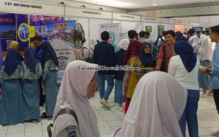 Foto para siswa denfan penuh antusias  memadati stan Expo Campus di dalam Hotel Pati