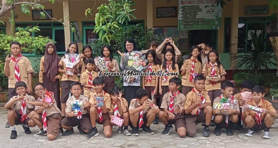 Foto siswa dan guru setelah acara kejutan di HGN 2023