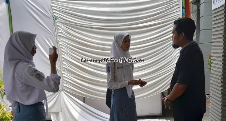 Foto Ketua Panitia Expo Campus 2023 Wahid  Hidayat Nur Ali, S.Psi (kanan) pada saat diwawancarai oleh salah  satu jurnalistik pelajar  SMA dari  Kota Pati