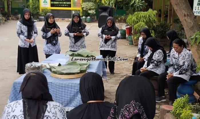 Foto doa bersama dan tumpengan  atas keselamatan, kekompakan dan kerukunan SDN Pati Wetan Komplek di HGN 2023