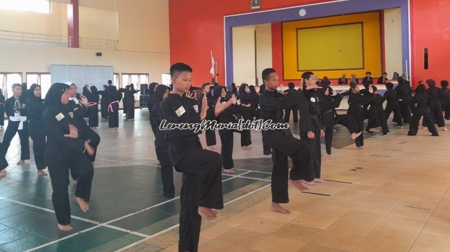 Foto peserta UKT sedang melakukan uji materi jurus SH Terate