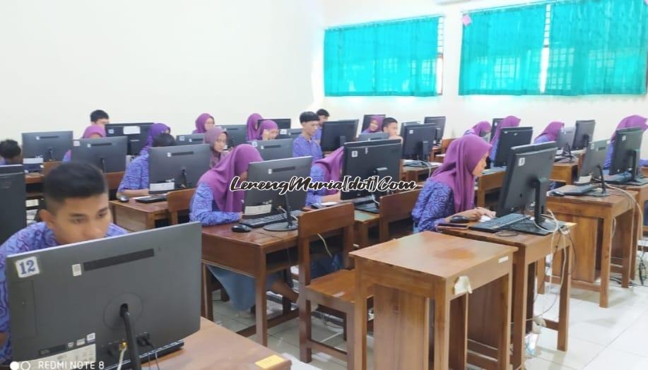 Foto siswa SMAN 3 Pati sedang mengikuti ABM dengan tertib