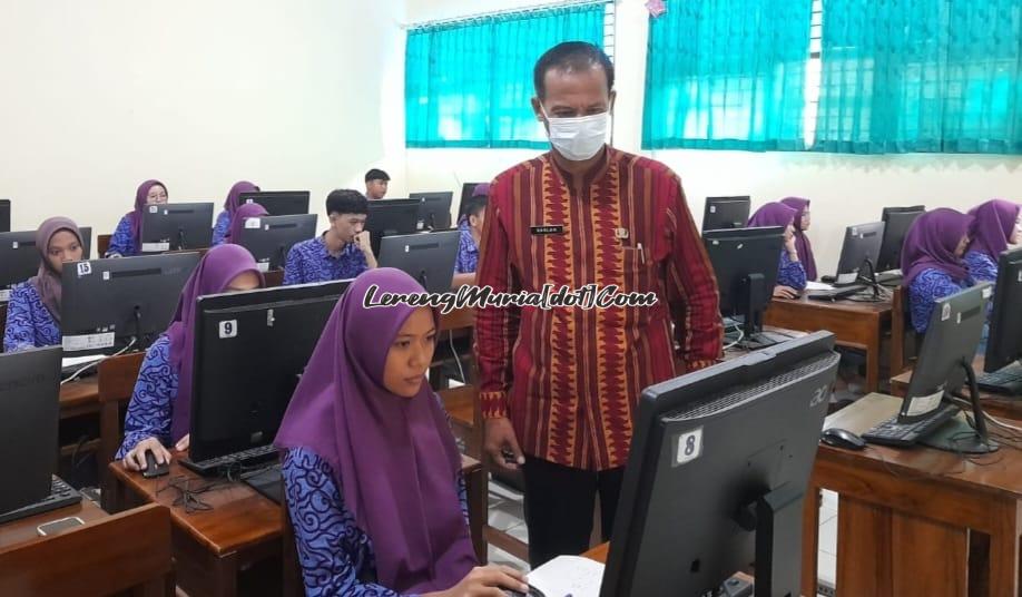 Foto Plt. Kepala SMAN 3 Pati Kaslan, S.Pd. Mat., M.M. saat mengunjungi siswa yang mengikuti ABM