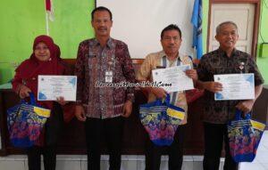 Foto para juara lomba artikel populer (kanan ke kiri), Agus Widhiarso, S.Pd., M.Si. (juara 1), Eko Wahono, S.Pd., M.Si. (juara 2), Plt. Kepala SMAN 3 Pati Kaslan, S.Pd., M.M., Yeni Khomaria, S.Pd. (juara 3)