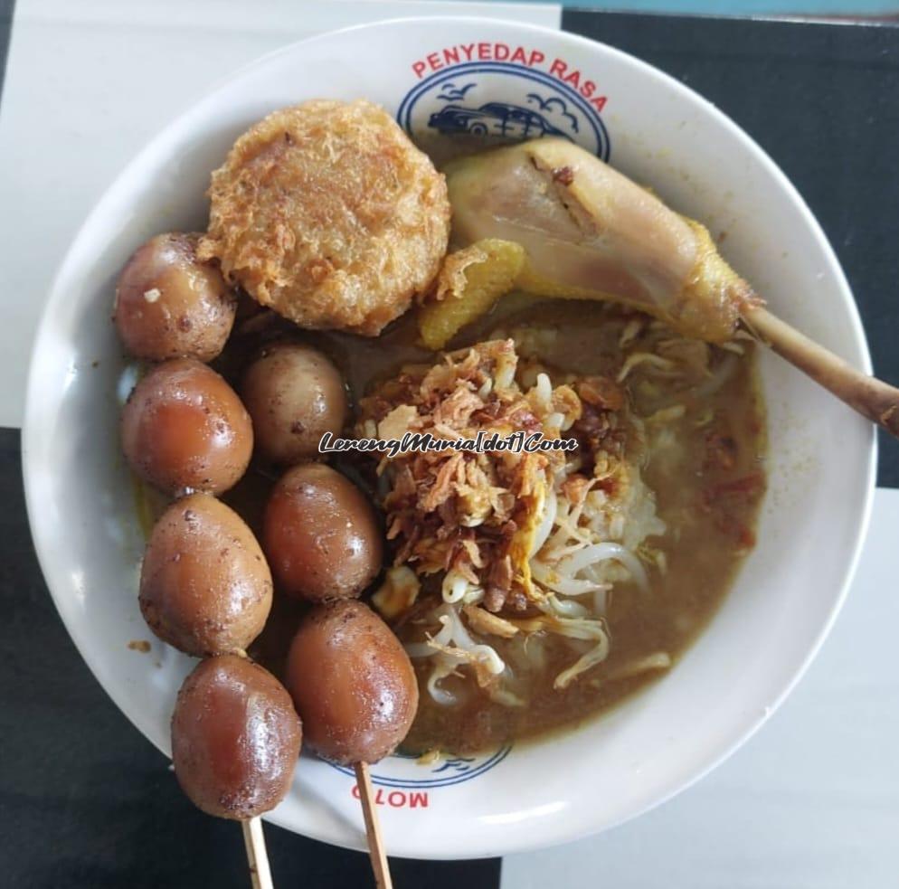 Foto satu porsi Soto Kemiri Pak Lasdi-Tarzan  beserta  daging paha ayam, bergedel, sate telur puyuh dan kuah yang lezat