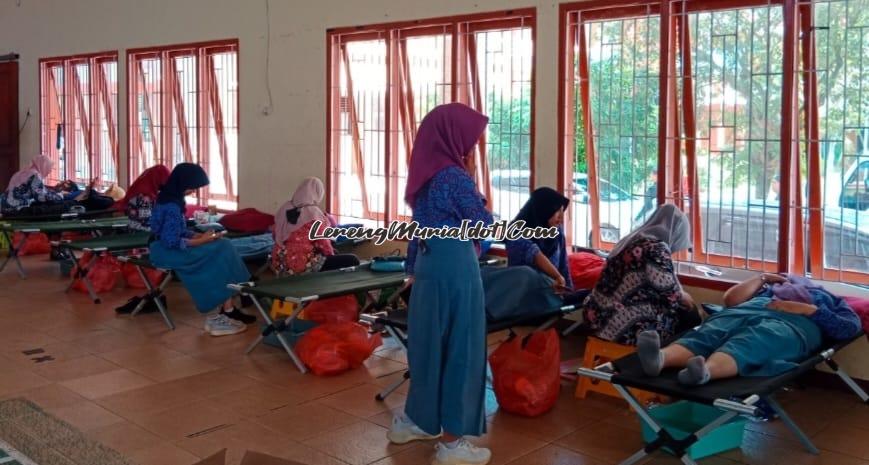 Foto siswa sedang mengikuti donor darah di Auditorium SMAN 3 Pati