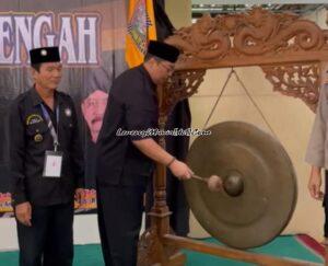 Foto pemukulan gong oleh Dewan Pusat SH Terate Andreas Eka Sakti Yudiawan,S.E. (kanan) yang didampingi Ketua Perwapus Jateng AKBP (Purn) Sapto Yuhanis, S.H., M.H. (kiri) pada saat pembukaan Krida SH Terate Cup I Jawa Tengah