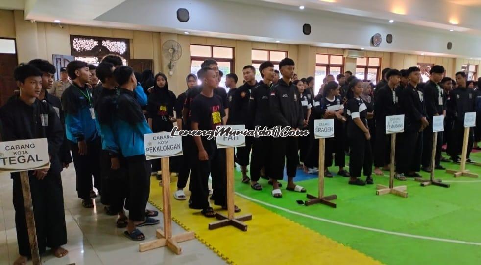 Foto atlet berbagai daerah bersiap untuk mengikuti acara pembukaan Krida SH Terate Cup I Jawa Tengah