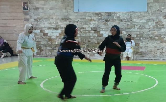 Foto Adelia Saefa Irdalina (kanan) atlet kelas B remaja putri berhasil melangkah ke semi final setelah menundukan Fani Aulia Hafista (tengah)