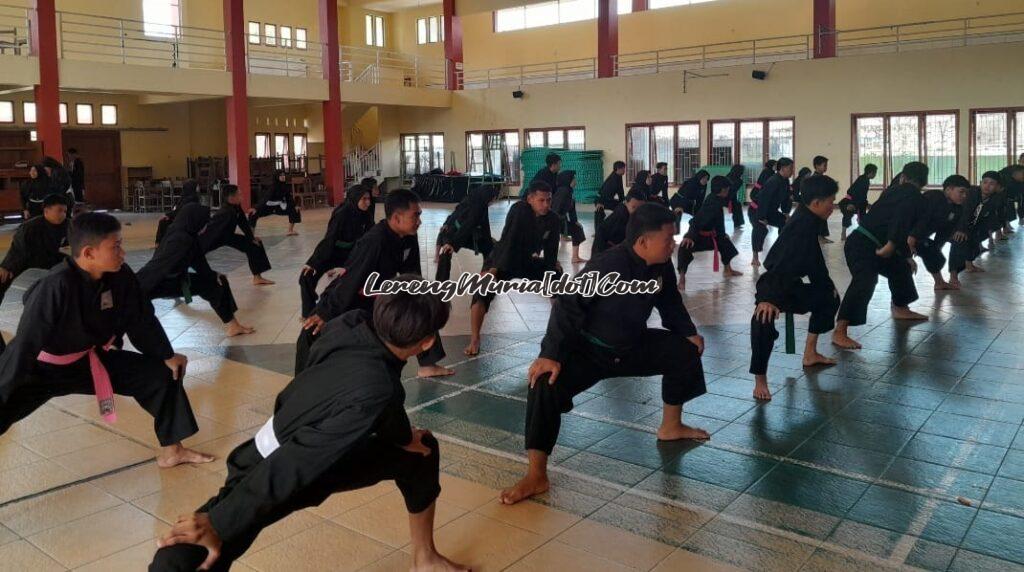 Foto pesilat SH Terate Komisariat SMAN 3 Pati sedang latihan bersama untuk persiapan UKT