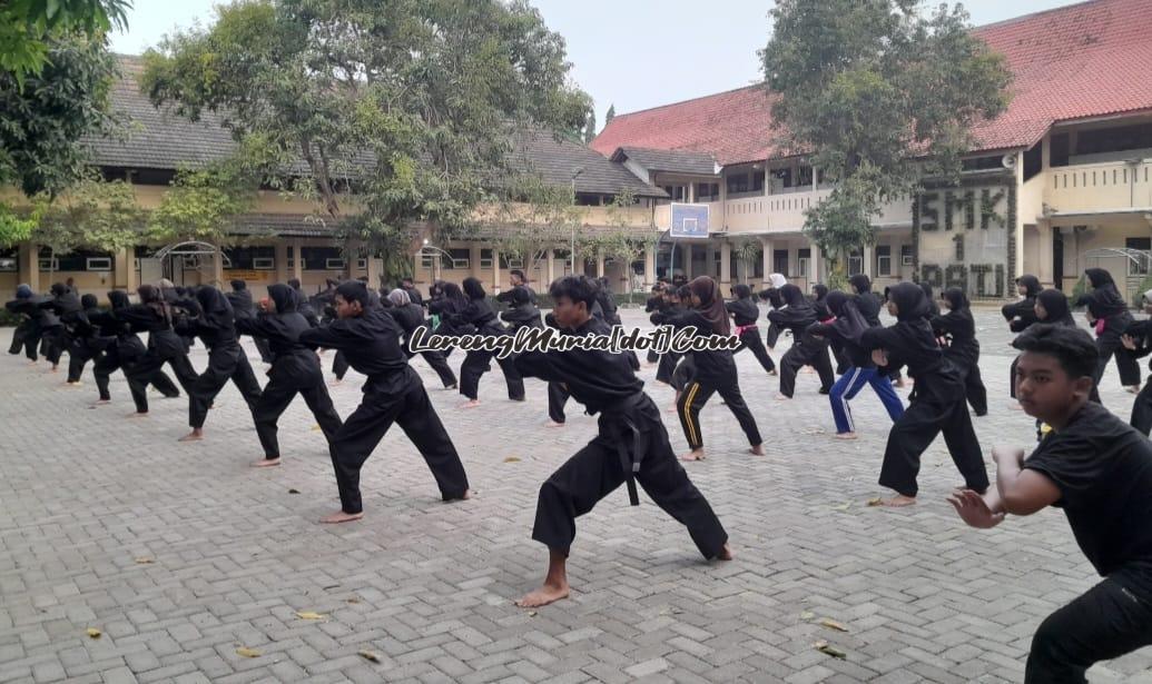 Foto siswa SH Terate Komisariat SMAN 3 Pati sedang latihan bersama di SMKN 1 Pati