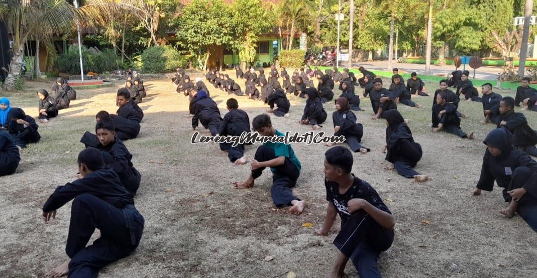 Foto pesilat SH Terate Komisariat SMAN 3 Pati sedang pemanasan di Lapangan SMAN 3 Pati