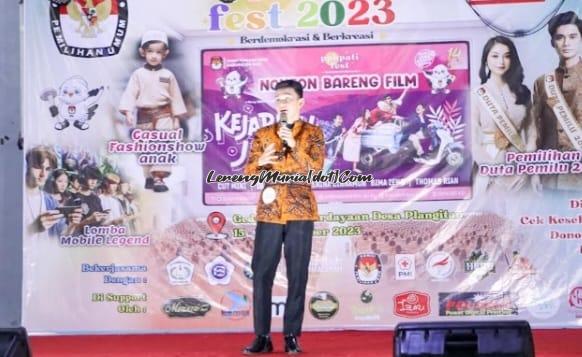 Foto Dheka Ramadhanius saat menampilkan orasi tentang Pemilu 2024