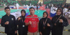 Foto pesilat dan pelatih SH Terate SMPN 4 Pati yang mengikuti Kejuaraan Rembang Championship (dari kiri ke kanan) Pelangi Iqbal, Shofiyah Amalia Putri (juara 2), Eko Wahono (pelatih), Nikmatun Nur Afifah (juara 3), Auliya Nurul (juara 1)