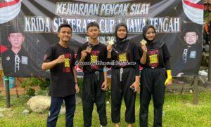 Foto atlet dan pelatih SH Terate SMAN 3 Pati yang berprestasi di Krida SH Terate Cup I Jateng (dari kiri ke kanan) Wisnu Tri (pelatih), Doni Pujo (juara 3), Anggi Riviyani (juara 1), Dinov Nur (juara 1)