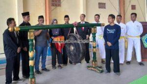 Foto Kepala SMK Al Falah Winong Pati Muchlisin, S.Pd., M.Pd. (3 dari kiri) didampingi Ketua SH Terate Cabang Pati Abdul Khalim, M.M., M.Pd.I. (2 dari kiri) pada saat acara pemukulan gong pembukaan SMALFA CUP 2023