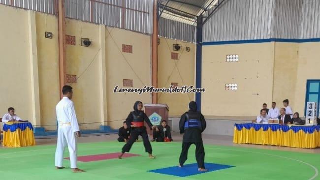 Foto salah satu pertandingan atlet pra remaja putri dalam Kejuaraan Pencak Silat SMALFA CUP 2023