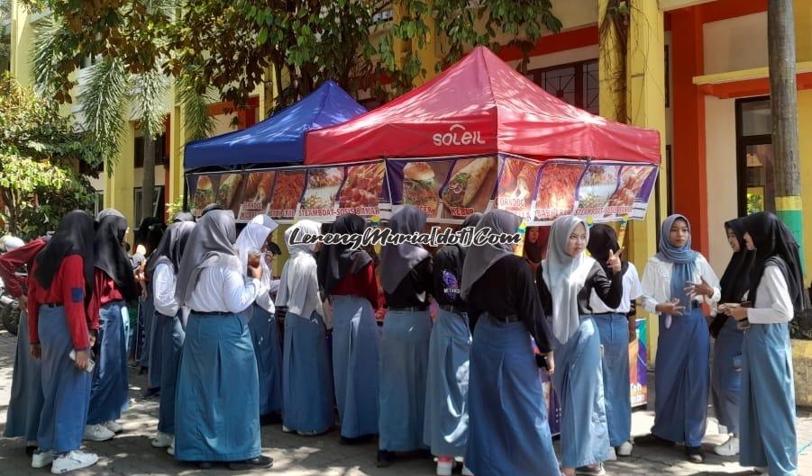 Foto stan Gaga Kuliner yang ikut memeriahkan HUT ke-42 SMKN 3 Pati diserbu pengunjung