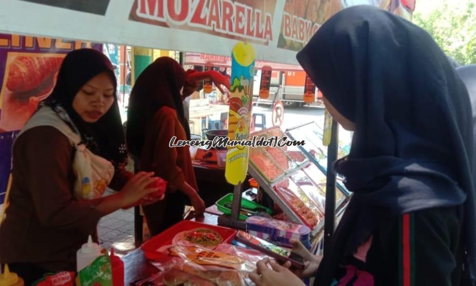 Foto Rega Safrilka Permata (kiri) pemilik Gaga Kuliner sedang melayani pembeli