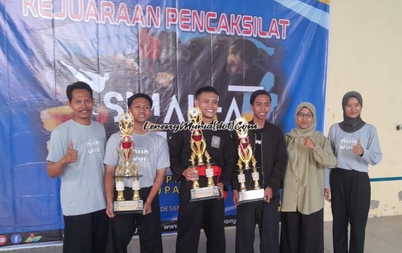 Foto juara umum 1 MTsN 1 Pati (2 dari kiri), juara umum 2 MTs Tuan Sokolangu Gabus (3 dari kiri), juara umum 3 MTs Nurul Qur'an Pucakwangi (4 dari kiri) setelah penyerahan piala