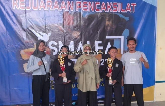 Foto pesilat terbaik putri Khairaini Zalfa Nur Laili dari SMPN 1 Juwana (2 dari kiri) dan Narayana Peadipta Adyatma W. dari MTsN 1 Pati (4 dari kiri) seusai penyerahan piala