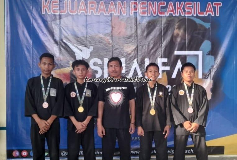 Foto pesilat SMPN 3 Pati yang berhasil meraih medali di Kejuaraan SMALFA CUP (dari kiri ke kanan) Devis Firlani, Fahmi Wildan, Eko Wahono (pembina),Andromeda Angkasa Terate dan Andromeda Langit Terate