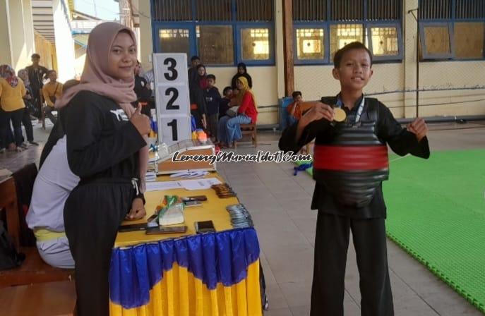 Foto pesilat Andromeda Angkasa Terate (kanan)  dari SMPN 3 Pati peraih medali emas kelas D putra