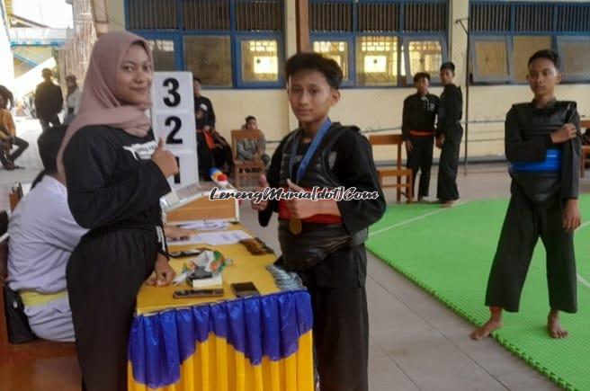 Foto pesilat Fahmi Wildan (tengah) dari SMPN 3 Pati peraih medali emas kelas E putra