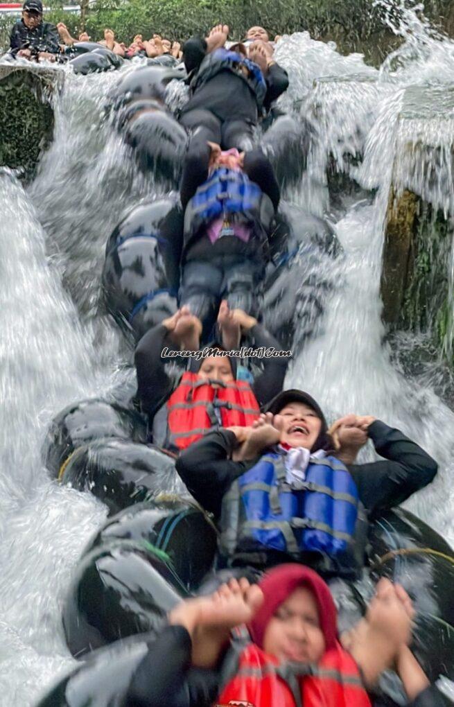 Foto peserta tubing sedang melewati jalur ekstrim di Kali Pucung Karanganyar