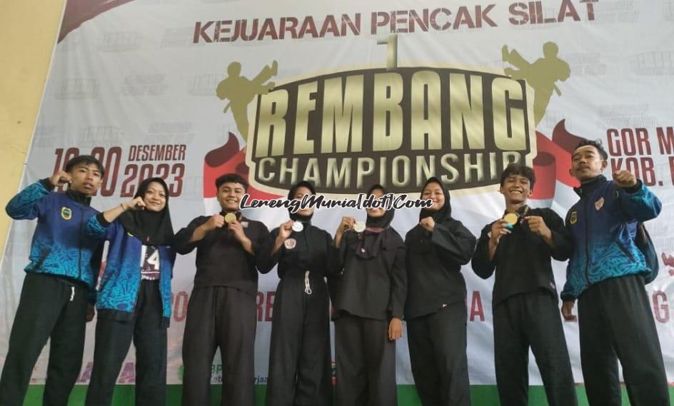 Foto pesilat SMAN 3 Pati yang berhasil meraih medali dalam Kejuaraan Rembang Championship di GOR Mbesi Kabupaten Rembang